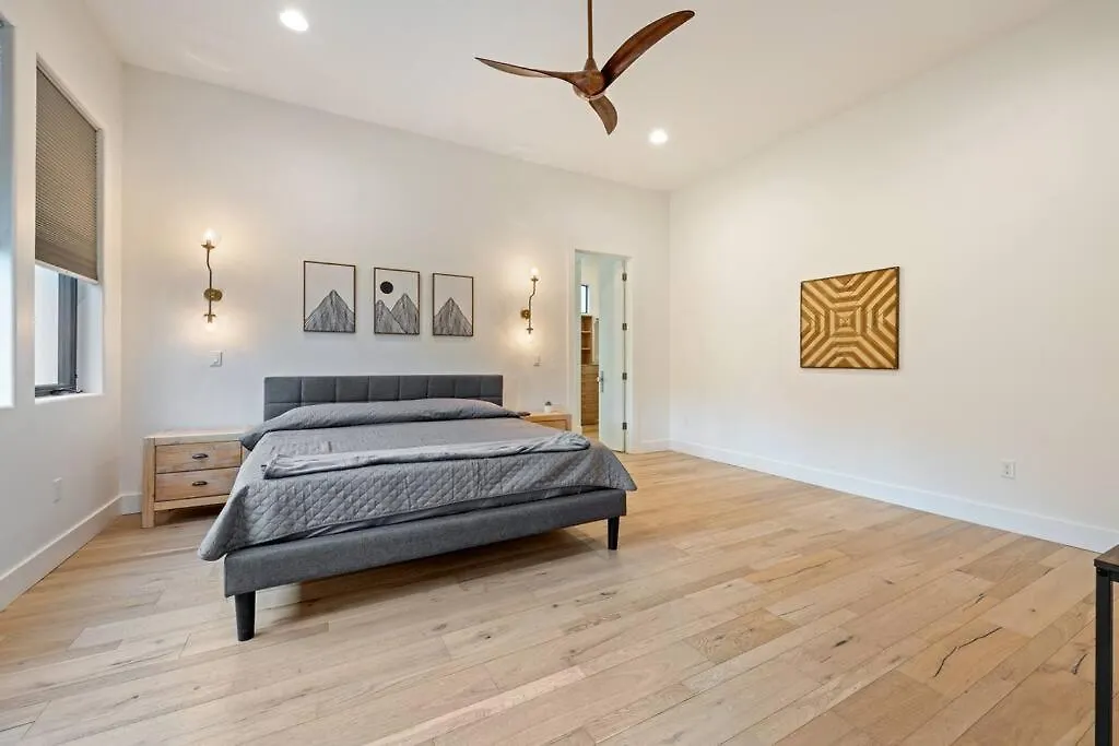 Central Contemporary W/ Pool And Spa-1